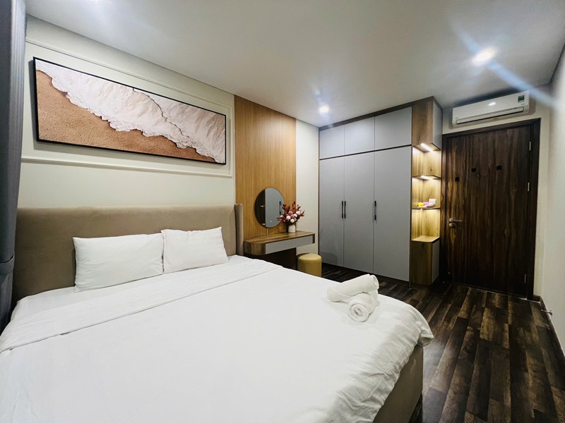 Ph&ograve;ng ngủ sang trọng, c&oacute; b&agrave;n trang điểm
